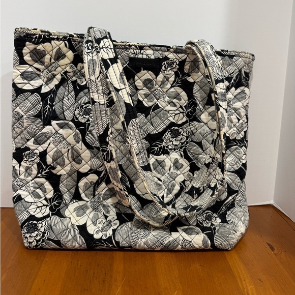Vera Bradley tote bag black and cream floral quilted pattern - Picture 4 of 9